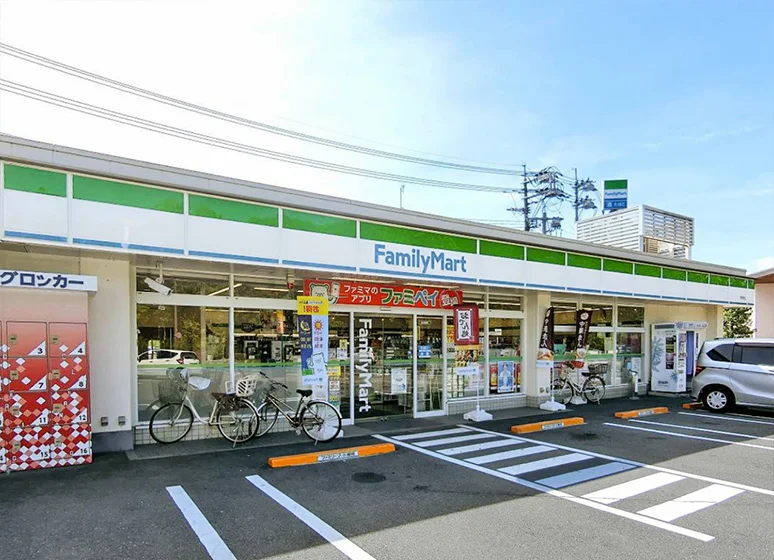 ファミリーマート（学南町店）